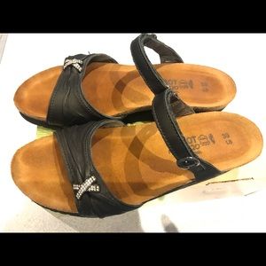 Naot Carol Black Mat Leather Sandals
